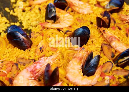 Paella mit Muscheln und Meeresgarnelen Stockfoto