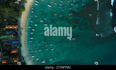 Aus der Vogelperspektive des Hafens Padang Bai auf Bali. Viele kleine Boote am Strand. Stockfoto