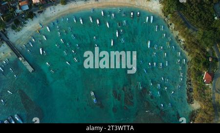 Blick von oben auf den Hafen von Padang Bai auf Bali. Viele kleine Boote am Strand. Stockfoto