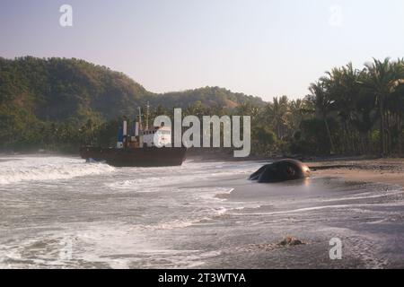 Vordergrundaufnahme eines versunkenen Schiffes vor der Küste der tropischen Insel Bali Stockfoto