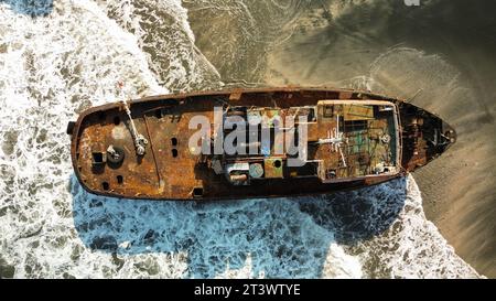 Ansicht von oben nach unten auf das versenkte Schiff, das mit Rost bedeckt ist. Schiffbruch im Ozean. Stockfoto