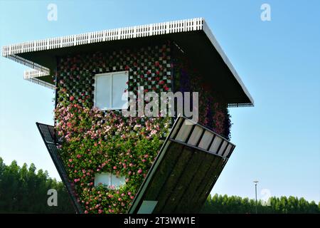 Januar 2015, Dubai, VAE. Petunien und Schmetterlinge dekoriert mit Blumen im Dubai Miracle Garden Stockfoto