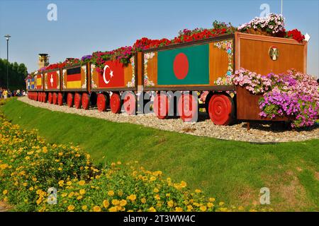 Januar 2015, Dubai, VAE. Petunien und Schmetterlinge dekoriert mit Blumen im Dubai Miracle Garden Stockfoto