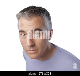 Gutaussehender, selbstbewusster reifer Mann posiert und blickt in die Kamera Stockfoto