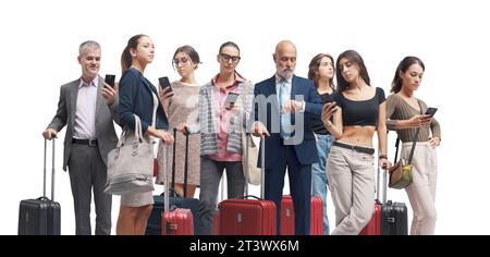 Reisende, die eine Trolley-Tasche in der Hand halten und ihre Smartphones benutzen, eine Porträt-Collage Stockfoto