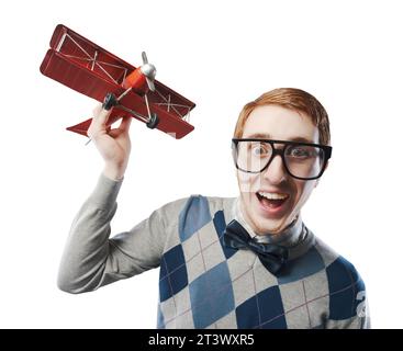 Kindlicher Kerl, der mit einem Vintage-Flugzeug spielt, lustiges Charakterkonzept Stockfoto