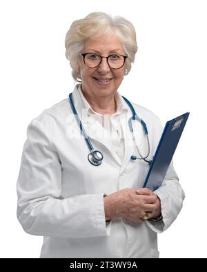 Selbstbewusste Chefärztin posiert und lächelt, sie hält eine Zwischenablage mit medizinischen Aufzeichnungen, Medizin und Gesundheitskonzept Stockfoto