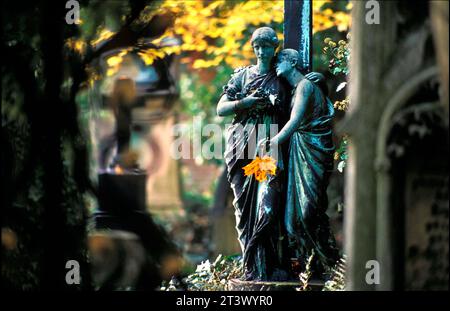 München, Friedhof, Grab, Allerheiligen, Allerseelen, Totensonntag, Ewigkeitssonntag, Totengedenken, Grabstein, Grabkreuz, Grabschmuck, Halloween, Sarg, Tod, Totenkopf, Alter Südfriedhof München *** München, Friedhof, Grab, Allerheiligen Tag, Allerseelentag, Todessonntag, Ewigkeitssonntag, Totengedenken, Grabstein, Grabkreuz, Grabdekoration, Halloween, Sarg, Tod, Schädel, Alter Südfriedhof München Copyright: xHeinzxGebhardtx Credit: Imago/Alamy Live News Stockfoto