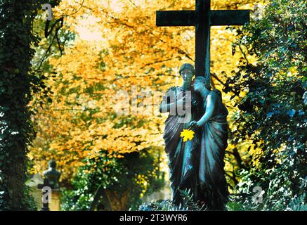 München, Friedhof, Grab, Allerheiligen, Allerseelen, Totensonntag, Ewigkeitssonntag, Totengedenken, Grabstein, Grabkreuz, Grabschmuck, Halloween, Sarg, Tod, Totenkopf, Alter Südfriedhof München München Deutschland *** München, Friedhof, Grab, Allerheiligen Tag, Allerseelentag, Todessonntag, Ewigkeitssonntag, Totengedenken, Grabstein, Grabkreuz, Grabdekoration, Halloween, Sarg, Tod, Schädel, Alter Südfriedhof München Deutschland Copyright: xHeinzxGebhardtx Credit: Imago/Alamy Live News Stockfoto