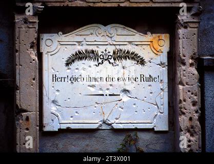 München, Friedhof, Grab, Allerheiligen, Allerseelen, Totensonntag, Ewigkeitssonntag, Totengedenken, Grabstein, Grabkreuz, Grabschmuck, Halloween, Sarg, Tod, Totenkopf, Alter Südfriedhof München *** München, Friedhof, Grab, Allerheiligen Tag, Allerseelentag, Todessonntag, Ewigkeitssonntag, Totengedenken, Grabstein, Grabkreuz, Grabdekoration, Halloween, Sarg, Tod, Schädel, Alter Südfriedhof München Copyright: xHeinzxGebhardtx Credit: Imago/Alamy Live News Stockfoto