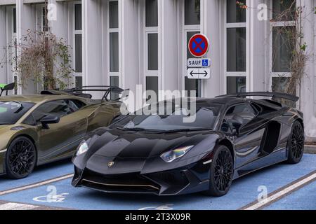 Black Lamborghini Aventador LP 750-4 SV parkt auf der Straße Stockfoto