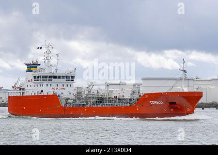 Le Havre, Frankreich - Ölchemikalientanker CORELLI, der den Hafen von Le Havre ablegt. Stockfoto