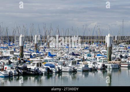 Le Havre, Frankreich - konzentrieren Sie sich auf den Yachthafen in Le Havre mit vielen Freizeitbooten, die vor Anker liegen. Stockfoto