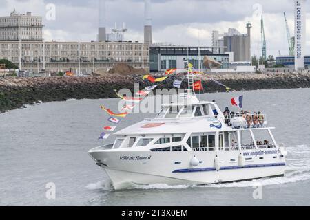 Le Havre, Frankreich - Passagierschiff VILLEDUHAVRE II, das nach einer Fahrt auf See in den Hafen von Le Havre zurückkehrt. Stockfoto