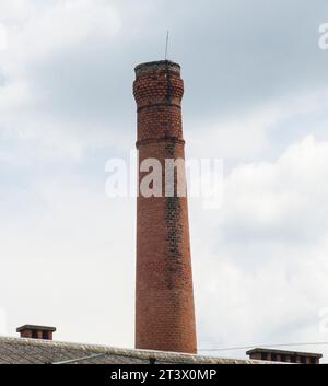 Industrielles Ziegelrohr isoliert über weißem Himmel Hintergrund Stockfoto