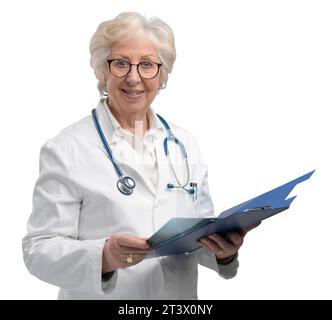 Selbstbewusste Chefärztin posiert und lächelt, sie hält eine Zwischenablage mit medizinischen Aufzeichnungen, Medizin und Gesundheitskonzept Stockfoto