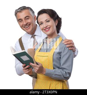 Vintage Frau und Mann zu Hause gemeinsam eine Kochbuch lesen Stockfoto