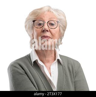 Selbstbewusste Seniorin blickt verächtlich auf die Kamera Stockfoto