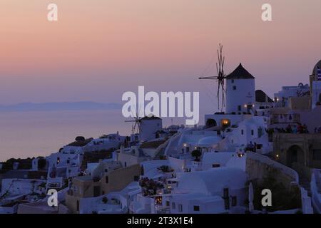 Windmühlen von Oia, bei Sonnenuntergang Stockfoto