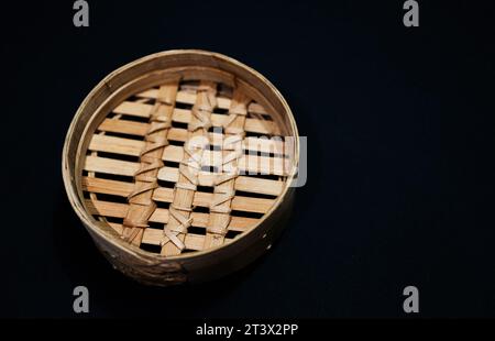 Klakat oder Bamboo dimsum klakat ist ein Dampfgarer aus Bambus. (Draufsicht) Stockfoto