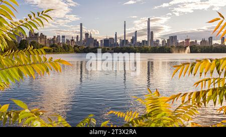 New York, USA - 15. Oktober 2023: Skyline von Manhattan vom Central Park im Herbst. Stockfoto