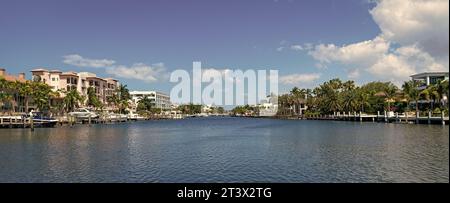 Panoramablick auf den Hafen mit Yachten am Meer Sommerziel. Malerisches Sommerziel am Meer im Hafen. Der Hafen am Meer ist ein perfektes Reiseziel Stockfoto