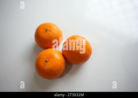 Frische Orangen mit weißem Hintergrund Stockfoto