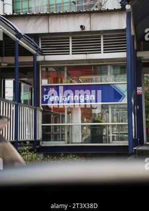 Penjaringan, Jakarta, Indonesien - TransJakarta Shelter, TransJakarta (oft Busway genannt) ist ein Bus-Rapid-Transit-System in Jakarta Stockfoto