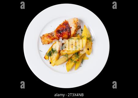 Hausgemachte kulinarische Köstlichkeiten mit einem Teller gebackener Hähnchenkegel und gewürzten Kartoffeln, abgerundet mit aromatischem frischem Dill. Stockfoto