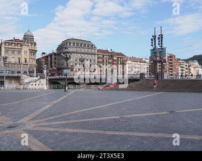 BILBAO, SPANIEN - 6. September 2019: Historisches Zentrum der europäischen Stadt in der Provinz Biskaya, klarer blauer Himmel an warmen sonnigen Sommertagen. Stockfoto