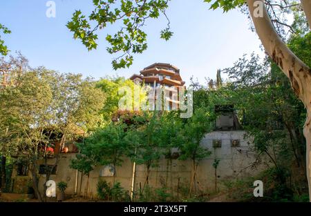 Tiflis, Georgien - 11. August 2023: Straße in der Altstadt von Tiflis. Modernes kegelförmiges Ersatzhaus Stockfoto