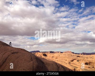 Mountainbiker fahren auf dem Slickrock Trail in der Nähe von Moab, Utah. BITTE BEACHTEN SIE: Dieses Bild ist Teil von Auroras myPhone Sammlung von Bildern, die mit mobilen Geräten aufgenommen wurden. Verfügbare Dateigröße Stockfoto