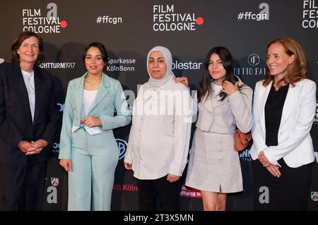 Olfa Hamrouni mit ihren Töchtern Eya und Tayssir bei der Verleihung der Cologne Awards auf dem 33. Filmfestival Köln 2023 im E-Werk. Köln, 26.10.2023 *** Olfa Hamrouni mit ihren Töchtern Eya und Tayssir bei der Kölner Preisverleihung beim Filmfestival Köln 33 2023 im E Werk Köln, 26 10 2023. Foto:XR.xSchmiegeltx/xFuturexImagex cologne Awards 3036 Credit: Imago/Alamy Live News Stockfoto