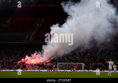 Liverpool, Großbritannien. Oktober 2023. Toulouse-Fans mit Flares während des Spiels der UEFA Europa League in Anfield, Liverpool. Der Bildnachweis sollte lauten: Andrew Yates/Sportimage Credit: Sportimage Ltd/Alamy Live News Stockfoto