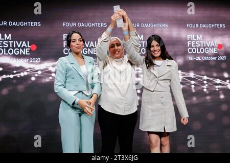 Olfa Hamrouni mit ihren Töchtern Eya und Tayssir bei der Verleihung der Cologne Awards auf dem 33. Filmfestival Köln 2023 im E-Werk. Köln, 26.10.2023 *** Olfa Hamrouni mit ihren Töchtern Eya und Tayssir bei der Kölner Preisverleihung beim Filmfestival Köln 33 2023 im E Werk Köln, 26 10 2023. Foto:XR.xSchmiegeltx/xFuturexImagex cologne Awards 3187 Credit: Imago/Alamy Live News Stockfoto