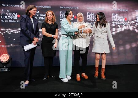 Olfa Hamrouni mit ihren Töchtern Eya und Tayssir bei der Verleihung der Cologne Awards auf dem 33. Filmfestival Köln 2023 im E-Werk. Köln, 26.10.2023 *** Olfa Hamrouni mit ihren Töchtern Eya und Tayssir bei der Kölner Preisverleihung beim Filmfestival Köln 33 2023 im E Werk Köln, 26 10 2023. Foto:XR.xSchmiegeltx/xFuturexImagex cologne Awards 3184 Credit: Imago/Alamy Live News Stockfoto