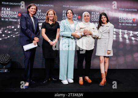 Olfa Hamrouni mit ihren Töchtern Eya und Tayssir bei der Verleihung der Cologne Awards auf dem 33. Filmfestival Köln 2023 im E-Werk. Köln, 26.10.2023 *** Olfa Hamrouni mit ihren Töchtern Eya und Tayssir bei der Kölner Preisverleihung beim Filmfestival Köln 33 2023 im E Werk Köln, 26 10 2023. Foto:XR.xSchmiegeltx/xFuturexImagex cologne Awards 3185 Credit: Imago/Alamy Live News Stockfoto