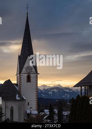 Winter Sonnenuntergangslandschaft einer alten österreichischen Kirche in einem alpendorf, schneebedeckte Berge, Wallfahrtskirche Maria Schnee Matzelsdorf, Kärnten, Österreich Stockfoto