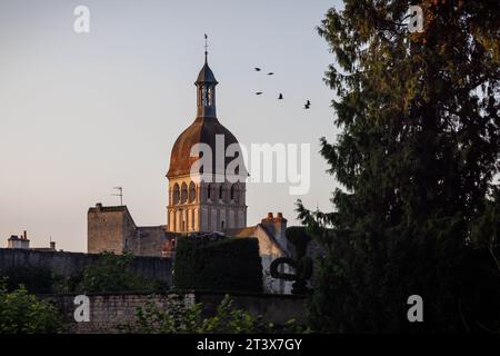 Sonnenaufgangslicht auf einer Kathedrale in Beaune, Frankreich. Stockfoto