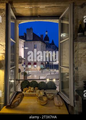 Blick auf die Kathedrale in Beaune, Frankreich durch ein Restaurant-Fenster. Stockfoto