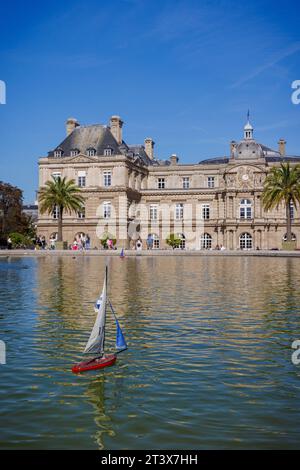 Spielzeug-Segelboote in den Jardin du Luxembourg in Paris, Frankreich. Stockfoto