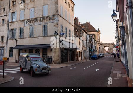 Historische Architektur auf den Straßen von Beaune, Frankreich. Stockfoto