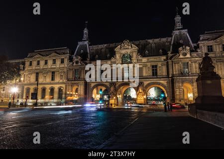 Langzeitbelichtungsszene in der Nacht des Louvre-Museums in Paris, Frankreich. Stockfoto