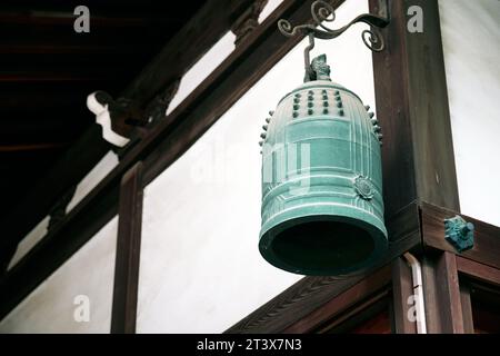 Eine kleine dekorative Bronzeglocke in einem buddhistischen Tempel in Nagoya, Japan Stockfoto