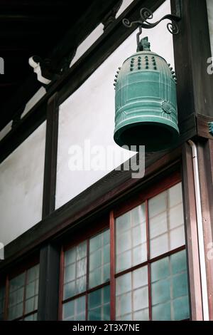 Eine kleine dekorative Bronzeglocke in einem buddhistischen Tempel in Nagoya, Japan Stockfoto