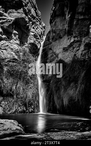 EL SALT Wasserfall in Jijona in Schwarz-weiß Stockfoto