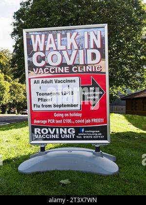 Walk in covid Vaccine Sign bei einer britischen Ärztpraxis für Kinder im Jahr 2023. Stockfoto