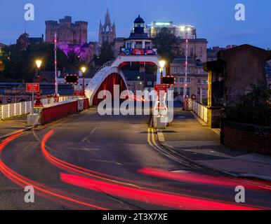 Autopfade des morgendlichen Rush Hour-Verkehrs über die Swing Bridge nach Newcastle upon Tyne Stockfoto