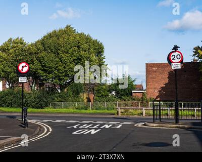 Schilder auf einer britischen Straße, denen alle Fahrzeuge folgen müssen, mit Ausnahme von Fahrzyklen für keine Rechtsabbiegung und Geschwindigkeitsbegrenzung. Stockfoto