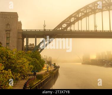 Tyne Bridge und Newcastle Quay von einem sehr nebligen Sonnenaufgang in Newcastle Stockfoto